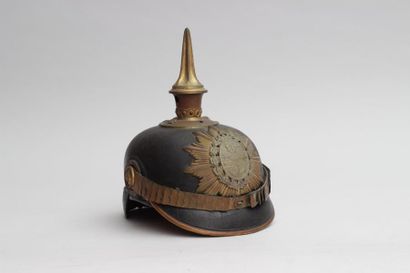 null Un casque d'Officier d'Infanterie de Mecklembourg -Schwerin, pointe cannelée...