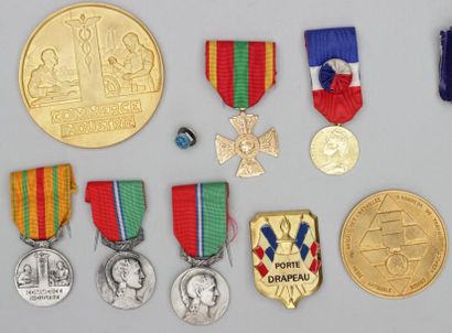 null 3 médailles du syndicat général du commerce et industrie 1966, 3 médailles diverses,...
