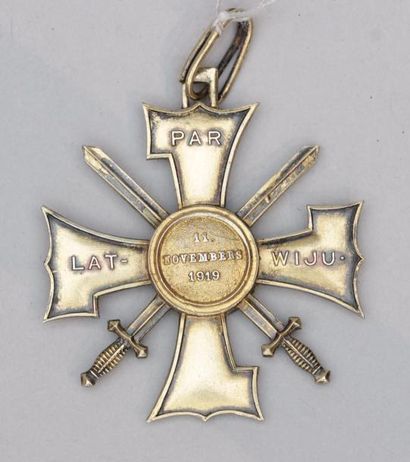null LETTONIE : Médaille du Lacplesis ou du déchireur d'ours de 3ème classe, prestigieux...