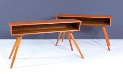 DESIGN, circa 1960 Paire de petites tables en merisier à plateau rectangulaire à...