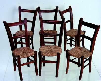 null Ensemble de 6 très belles petites chaises en acajou et avec assise en paille....