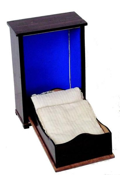 null Une armoire miniature en bois avec lit repliable (format. H 14 cm) + un petit...