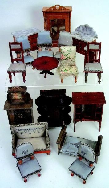 null Grand ensemble de meubles de poupées anciens, en bois, marbre et tissu (env...