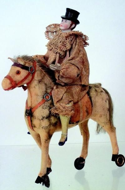 null Cavalier avec cheval en papier mâché, harnaché sur roulettes et avec son costume...