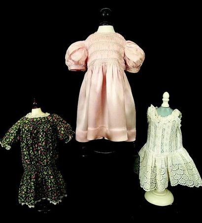 null Trois anciennes robes pour bébés articulés H 25 cm Pour bébés de taille 6 ou...