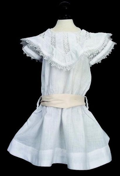 null Robe de bébé de taille 10 en cotton blanc avec double col bordé de dentelle....