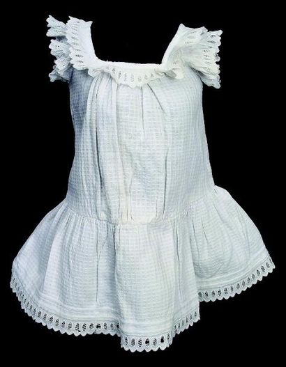 null Robe blanche sans manches, de taille 8 H 35 cm. Grand col.