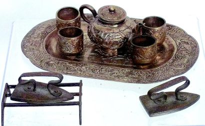 null -Service à thé miniature en métal avec théière et quatre tasses et plateau ;...