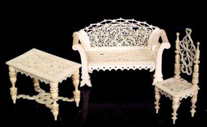null Canapé, table rectangulaire et un fauteuil gothique. H 7 cm. (XIXème)