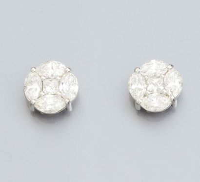 null Paire de boucles d'oreilles rondes en or gris 750°/00, serties de diamants navette...