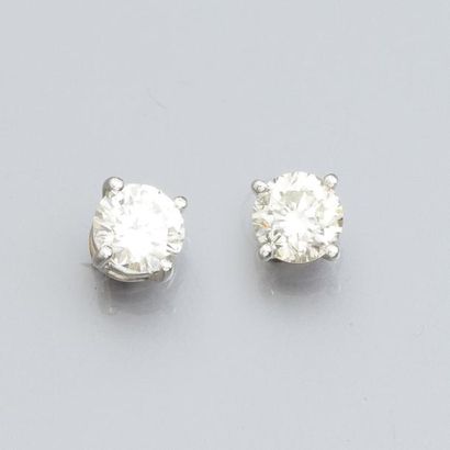 null Paire de boutons d'oreilles en or gris 750°/00 , chacun est serti d'un diamant...