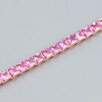 null Bracelet ligne en or rose 750°/00, serti de saphirs roses calibrés pour 20 carats...