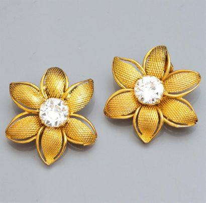 null Paire de boucles d'oreilles clips fleurs en or jaune 750°/00, les cœurs sertis...