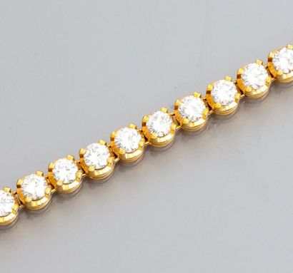 null Bracelet ligne en or jaune 750°/00 serti de diamants taille brillant pour environ...