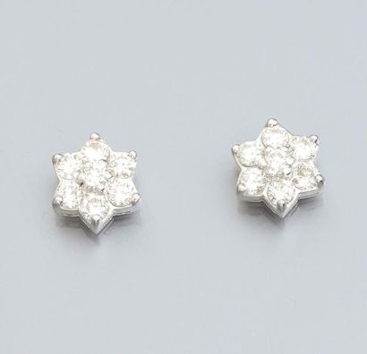 null Paire de boucles d'oreilles fleurs en or gris 750°/00, serties de diamants taille...