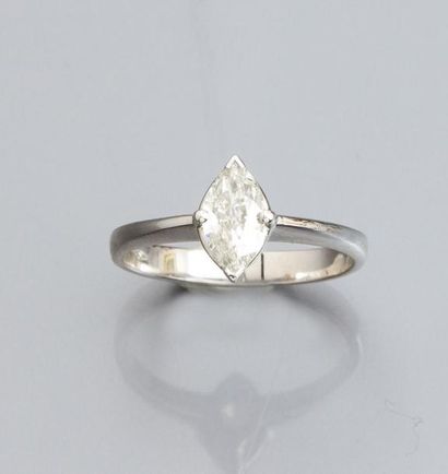 null Bague en or gris 750°/00 sertie d 'un diamant marquise de 0.51 carat (pesé),...