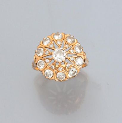null Bague rosace en or jaune 750°/00, sertie de diamants taille brillant. 5.90 g....
