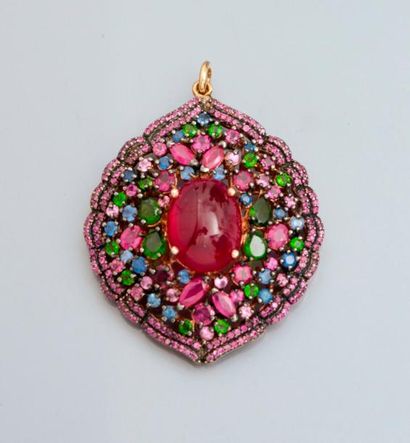 null Pendentif broche en or 750°/00 et argent 925, centré d' rubis ovale cabochon...