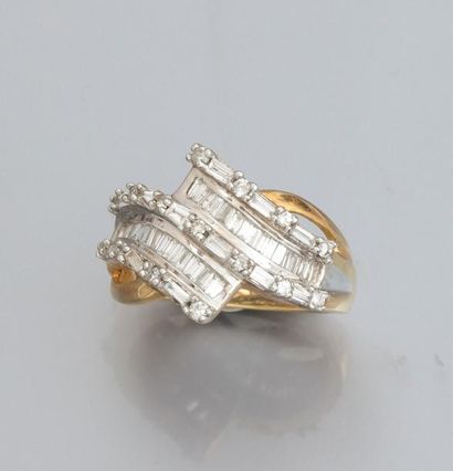 null Bague croisée en or deux tons 375°/00, sertie de diamants taille brillant et...