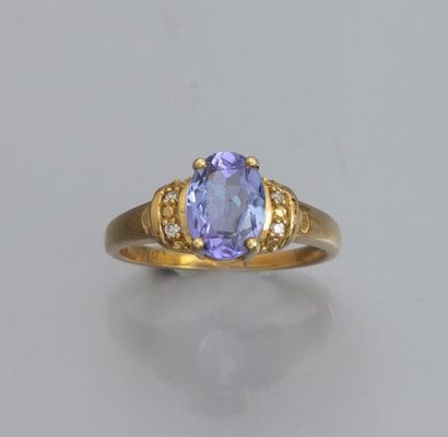 null Bague en or jaune 375°/00 sertie d 'une tanzanite ovale à facettes , soulignée...