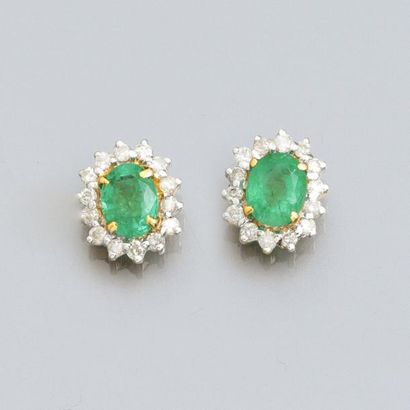 null Paire de boucles d'oreilles en or jaune 750°/00, serties chacune d'une émeraude...