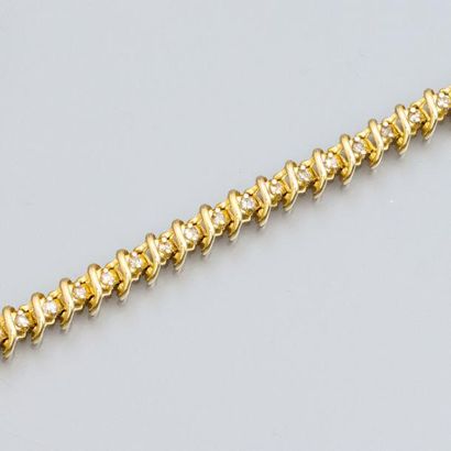 null Bracelet rivière en or jaune 585°/00, serti de petits diamants (environ 1 carat)....