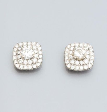 null Paire de boucles d'oreilles en or gris 750°/00,chacune est sertie d'un diamant...