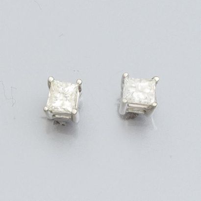 null Paire de puces en or gris 585°/00, chacune est sertie d 'un diamant taille princesse...