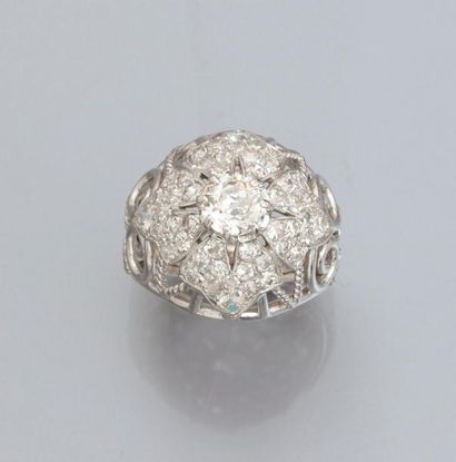 null Bague boule en platine repercé et fileté torsadé, centrée d'un diamant taille...