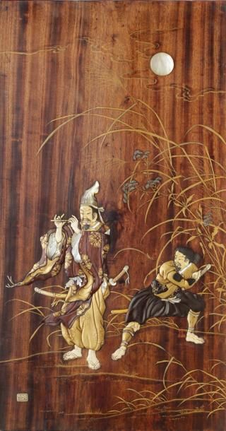 null Panneau en bois laqué or et incrusté d'ivoire et de nacre représentant un Samourai...