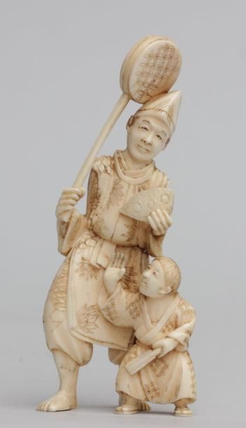 null OKIMONO en ivoire représentant un personnage et son enfant avec un instrument...