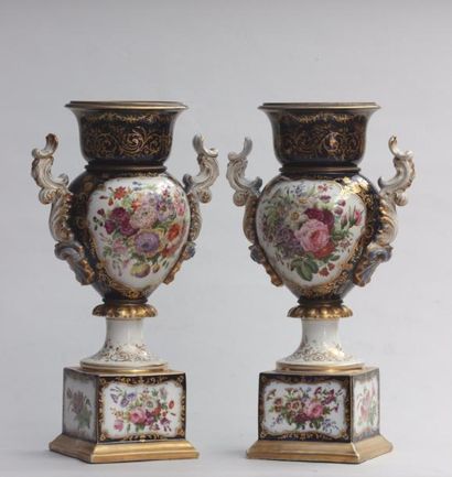 null PAIRE DE VASES de forme balustre en porcelaine reposant sur des socles accolés,...