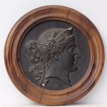 null Medaillon de forme ronde en platre patiné representant une jeune femme de profil,...