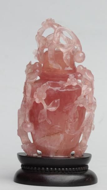 null Vase couvert en quartz rose à motif en haut relief ajouré de branchages fleuris,Chine,...
