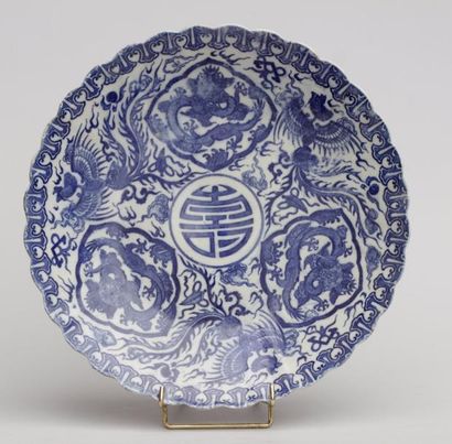 null Plat en porcelaine à décor bleu et blanc de dragons, Chine 