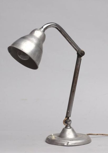 null Lampe articulée en fer chromé et aluminium de la marqe ki-e-klair, XXe siècle...