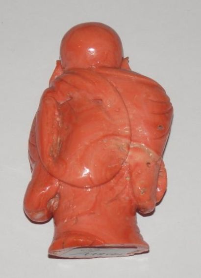 null Statuette en corail rouge peau d'ange representant Budai tenant un evantail...