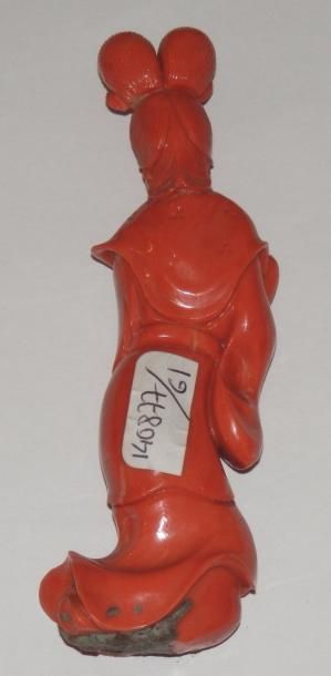 null Statuette en corail rouge representant une jeune femme tenant un evantail rigide...