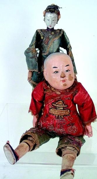 null Deux poupées chinoises en composition:une poupée de théâtre en bois articulée...