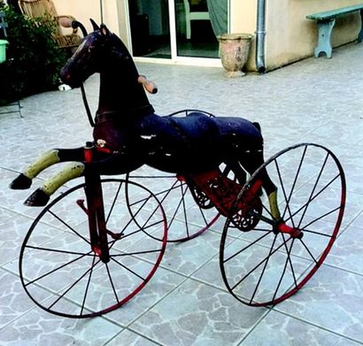 null -Beau cheval tricycle à pédales de fabrication française avec sa selle, queue...