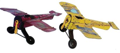 null -Deux petits avions en tôle découpée et peinte (un jaune et un rouge) L 15 cm....