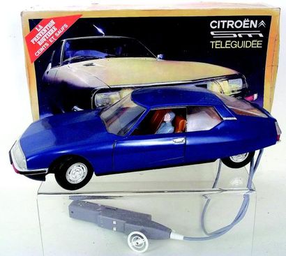 null -« CITROEN SM téléguidée » en PVC au 1/12 ème. Avec poilote dans la boite d'origine...