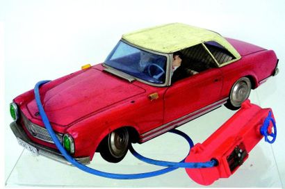 null -MERCEDES 230 SL téléguidée, en métal de couleur rouge avec toit ivoire. Jouet...