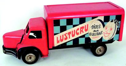 null Grand camion BERLIET avec cabine en PVC et container en bois, avec publicité...
