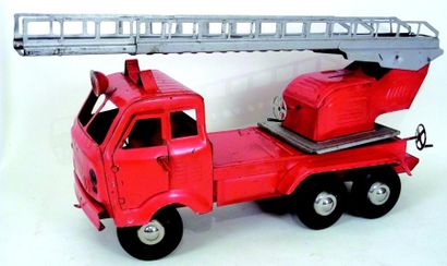 null Grand camion de pompiers en métal avec double échelle tournante et montante....