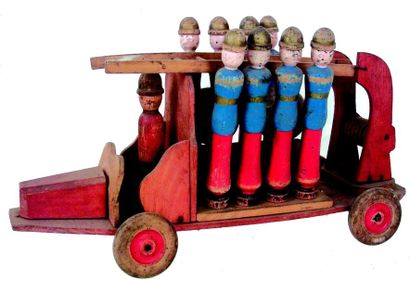 null -Camion de pompiers en bois peint formant un jeu de quilles complet avec deux...