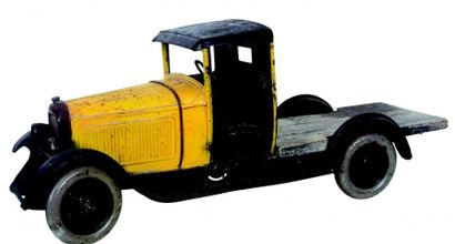 null -Camion C4 (au 1/10ème), jaune et noir avec plateau, roue AVD à refixer et porte...