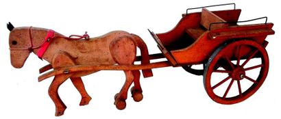 null -Grande carriole en bois attelée, cheval à roues. L 65 cm. Deux roues du cheval...