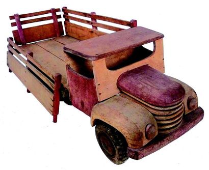 null -Grand camion en bois avec ridelles mobiles, fabrication des Ets DEJOU. L 68...