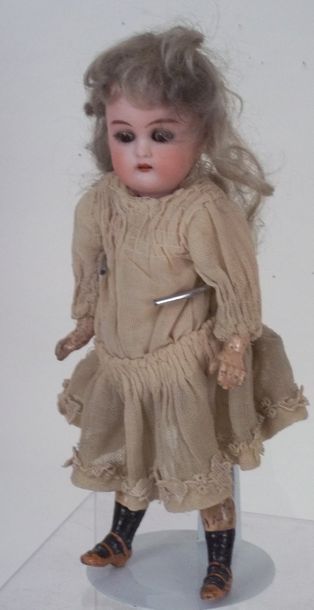 null Petite poupée marcheuse de fabrication allemande avec tête en biscuit coulé...
